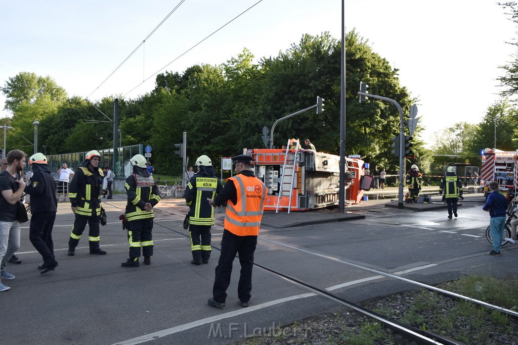 TLF 4 umgestuerzt Koeln Bocklemuend Ollenhauer Ring Militaerringstr P028.JPG - Miklos Laubert